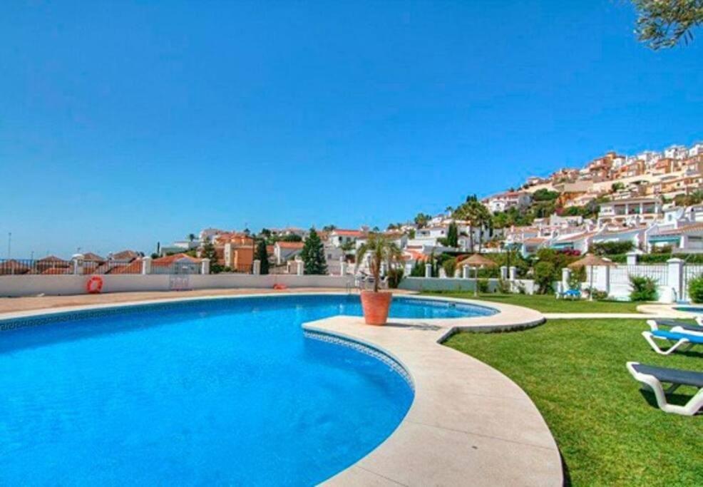 Beautiful 3 Bedroom Townhouse In Urb. Tropicana, Nerja Exterior photo